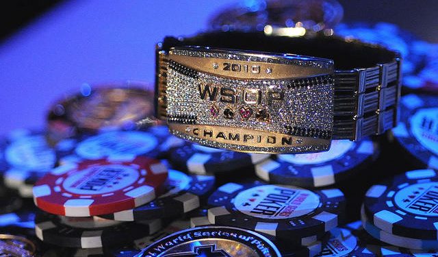 Goldenes WSOP Bracelet von 2010 auf Pokerchips