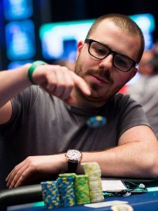 Dan Smith Dan Smith flippt Pokerchip
