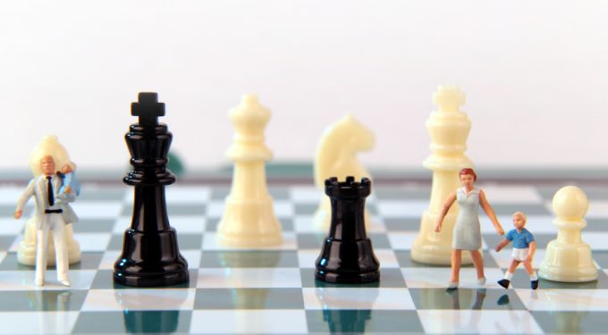 Getrennte Miniatur Familie in Schachfeld Schachfiguren