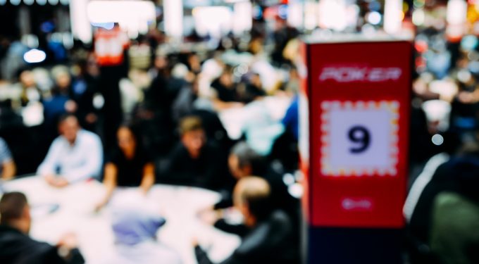 Verschwommene Sicht auf Multi table Poker Turnier