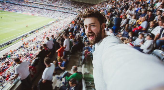 Mann macht Selfie in Fussballstadion