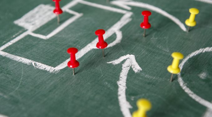 Aufgemaltes Fussballfeld mit Pins zur Strategieplanung