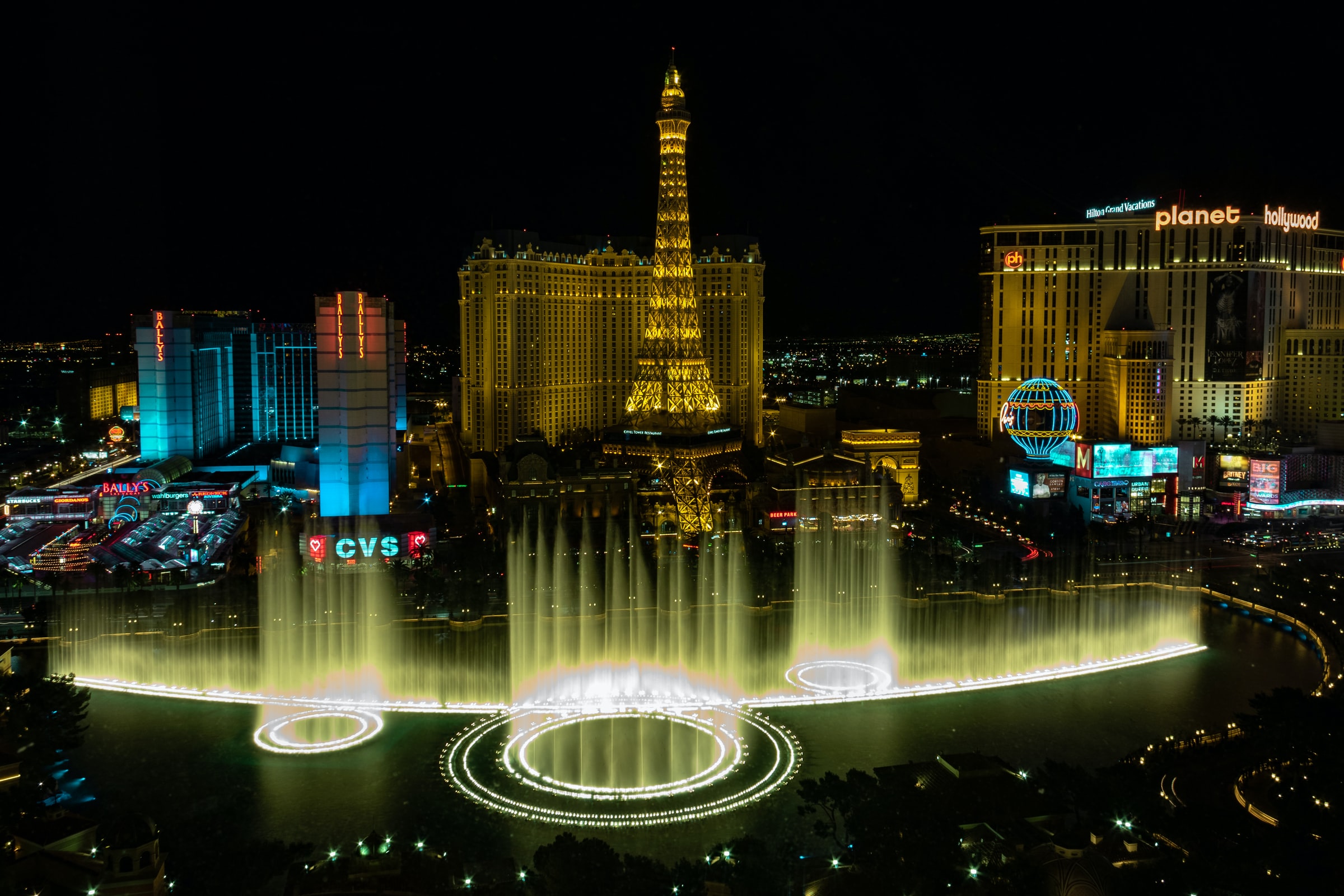 Blick auf den Las Vegas Strip und die Fontänen des Bellagio Hotels